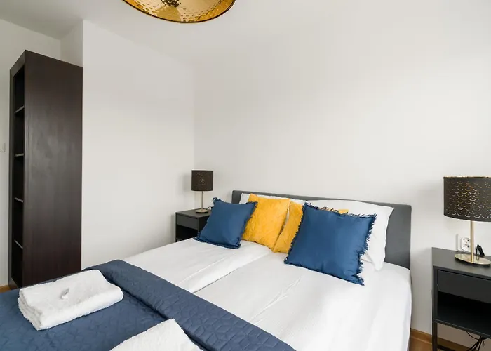 Dabrowskiego By Renters Apartment *